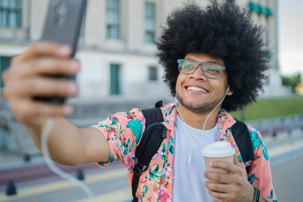 Selfie d’un créateur en extérieur, format vertical, style contenu Reels type lifestyle